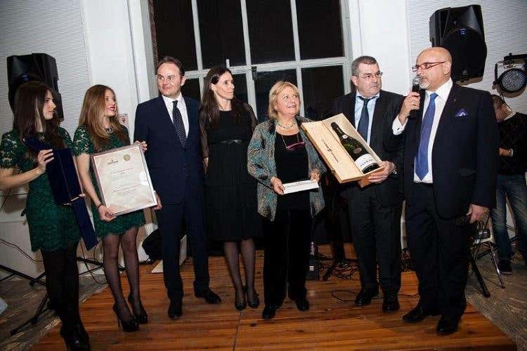 Matteo e Camilla Lunelli (terzo e quarta da sinistra) insieme a Claudio Sadler (primo a destra) premiano Agnese e Dionigi Spreafico (terza e secondo da destra)